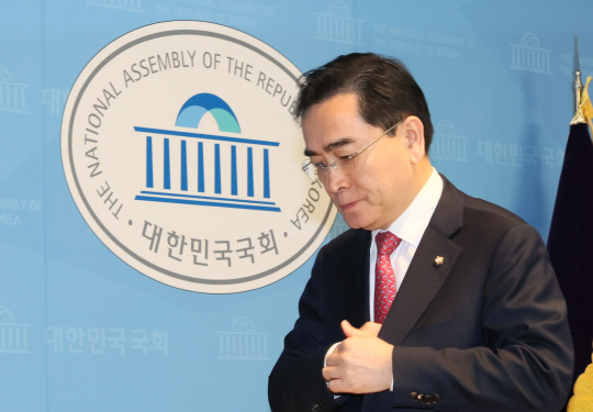 태영호 국민의힘 의원이 10일 오전 국회 소통관에서 기자회견을 열어 최고위원직 자진사퇴를 선언한 뒤 발걸음을 돌리고 있다.<연합뉴스>